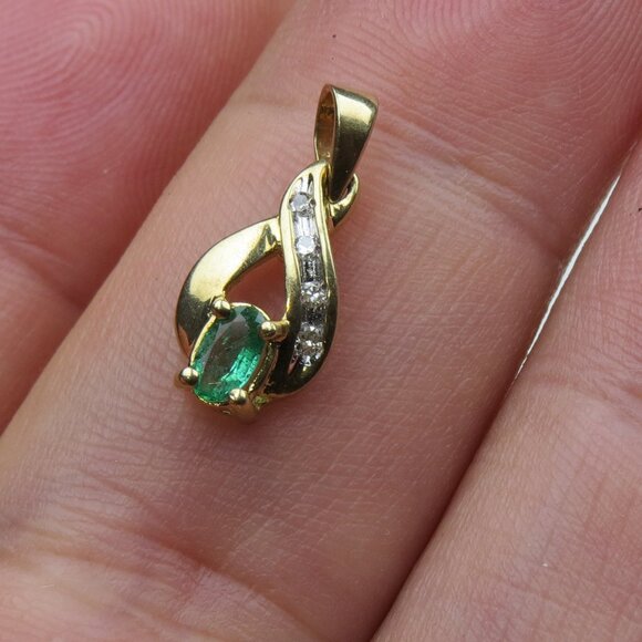 $950 10k Gold Diamond Emerald Pendent